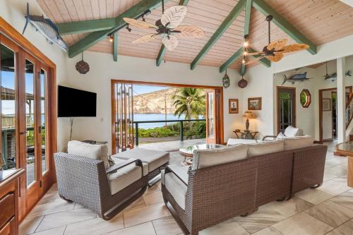 Manini Beachfront Getaway - carbon neutral hotel in Captain Cook