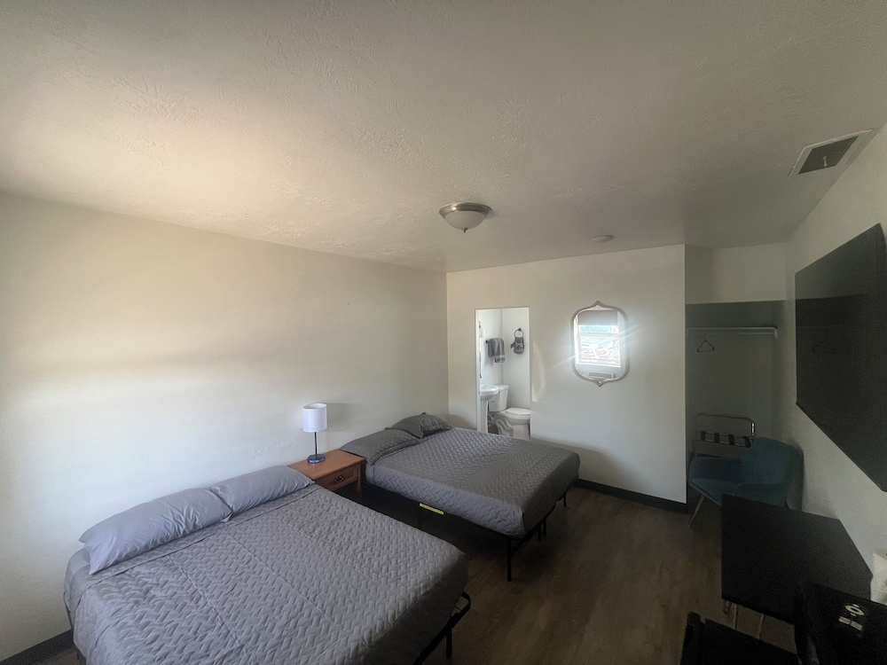 Mac s Motel - photo 9