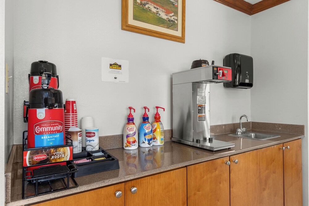 Express Inn and Suites - photo 39