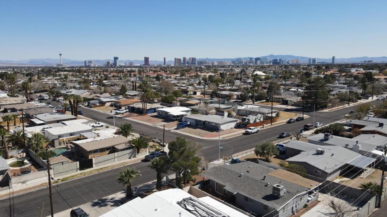 Vegas Apt 8 Mins to The Strip Free Parking