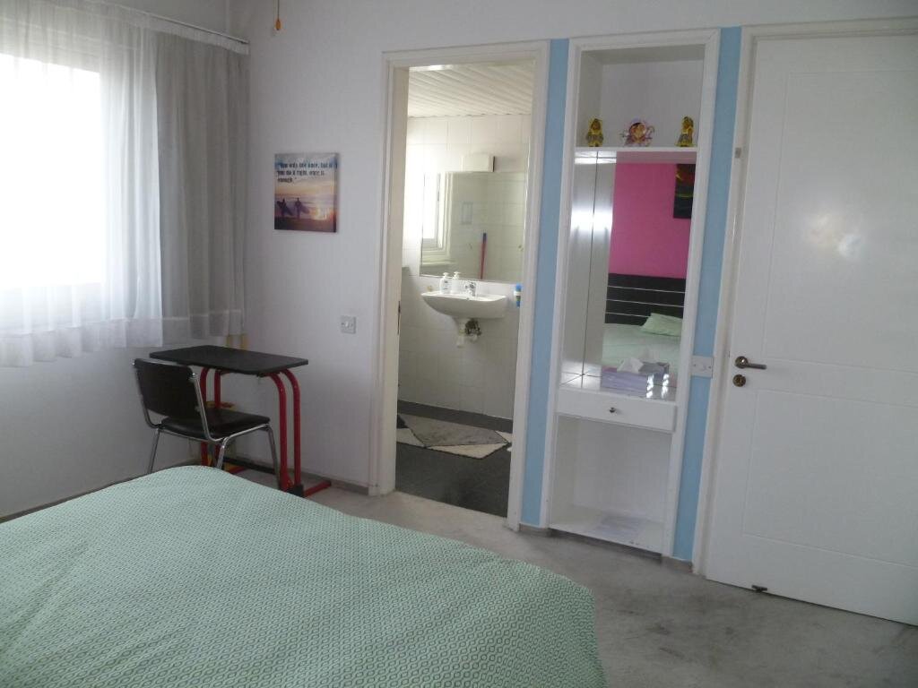 Homestay room with en suite private bathroom