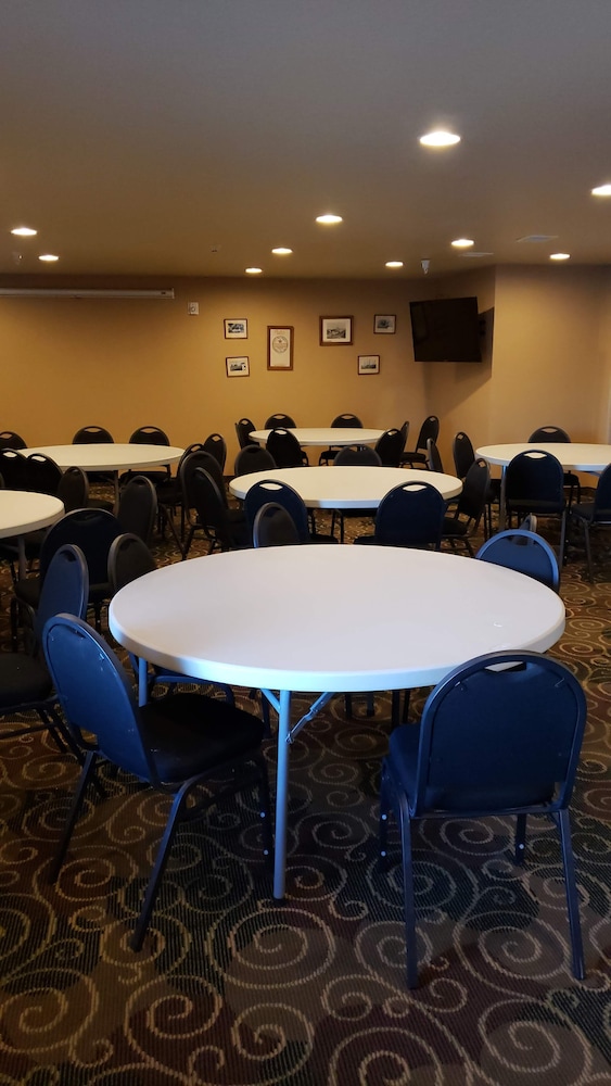 Cobblestone Inn & Suites Schuyler - photo 59