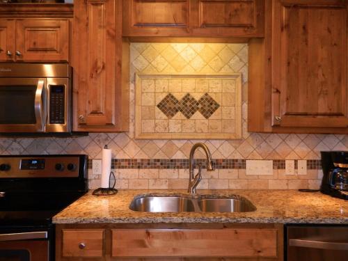 2BR Village At Indian Point 1507 near SDC Free Tickets Daily up to 500 in Branson, United States