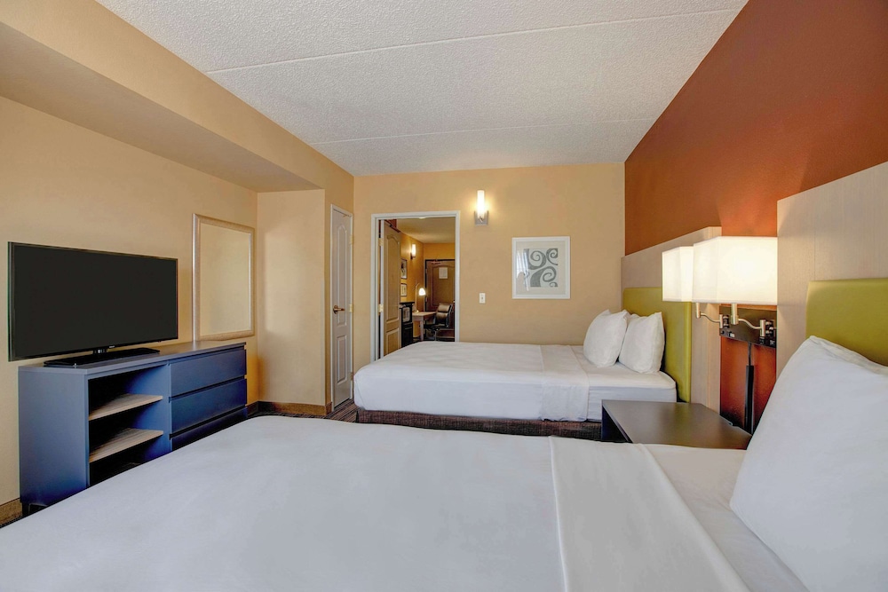 Comfort Inn & Suites St. Paul Northeast - photo 27