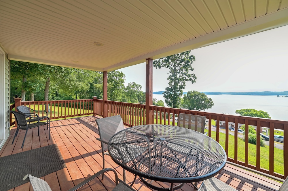Deck & Water View: Cozy Kentucky Lake Getaway — hotel in New Concord