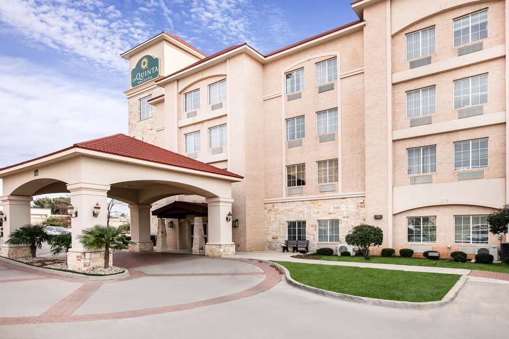 La Quinta Inn & Suites by Wyndham DFW Airport West Euless - photo 6