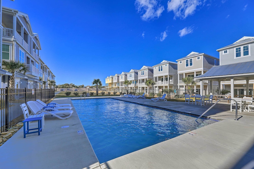 Gorgeous Emerald Isle Getaway Walk to Beach — 4-Star Luxury Hotel in Emerald Isle, United States
