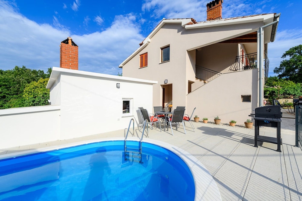 Spacious Apartment in Markoci — 4-Star Luxury Hotel in Sveta Nedjelja, Croatia