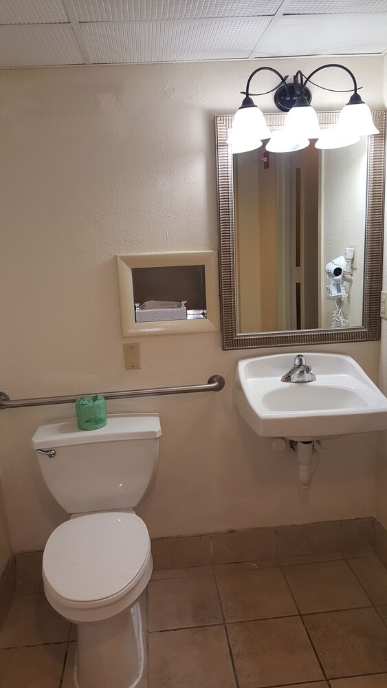 Quality Inn & Suites Hotel West Chester - photo 21