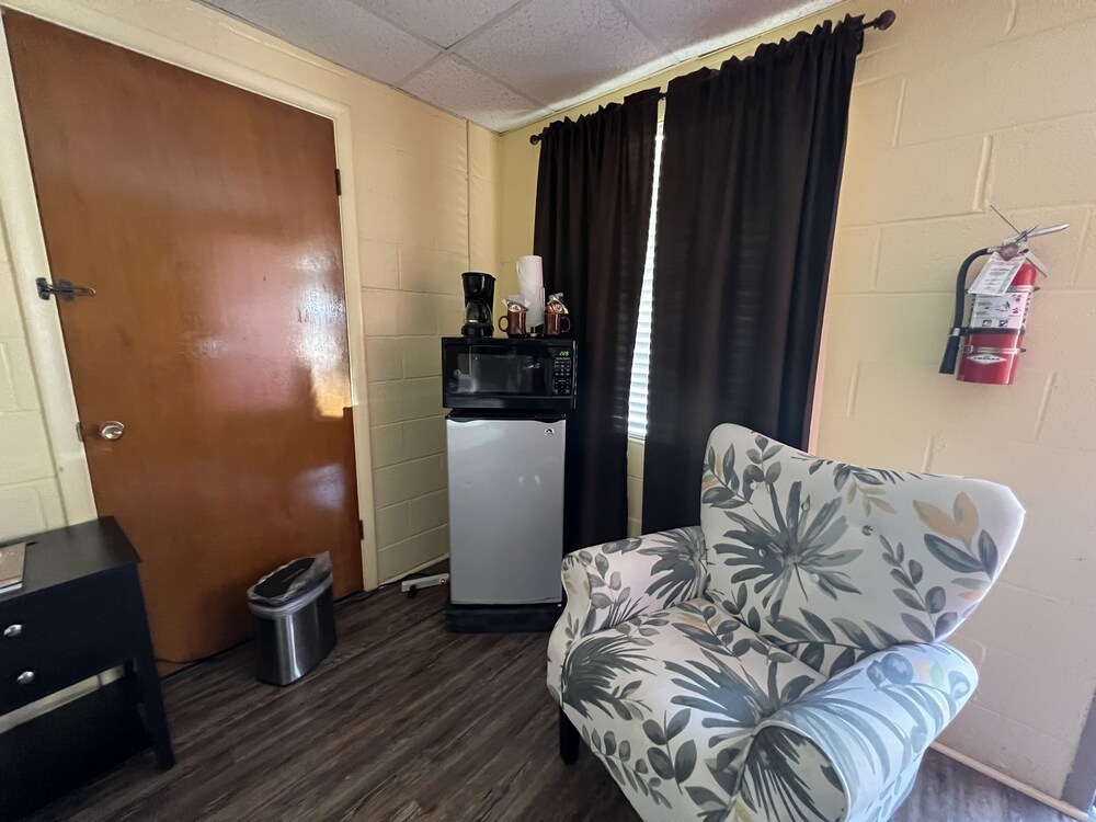 JI4 King Guest Room at the Joplin Inn at entrance to the resort by RedAwning — hotel in Mount Ida