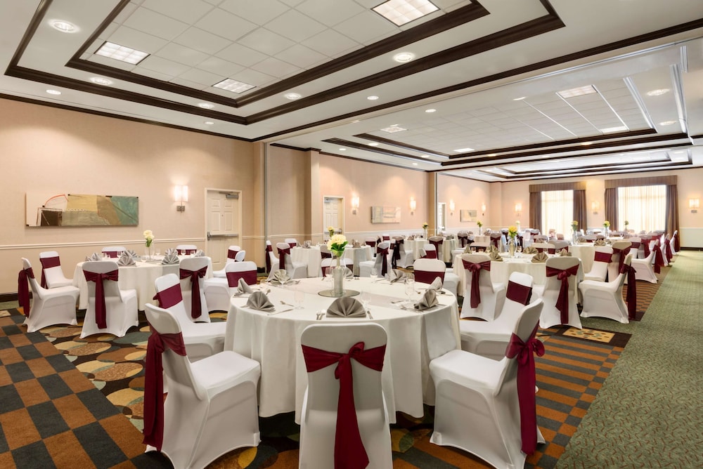Hilton Garden Inn Dulles North - photo 32