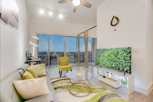 Snazzy loft style 2BR I Gym I Parking I Workspace — 4-Star Luxury Hotel in Dallas, United States