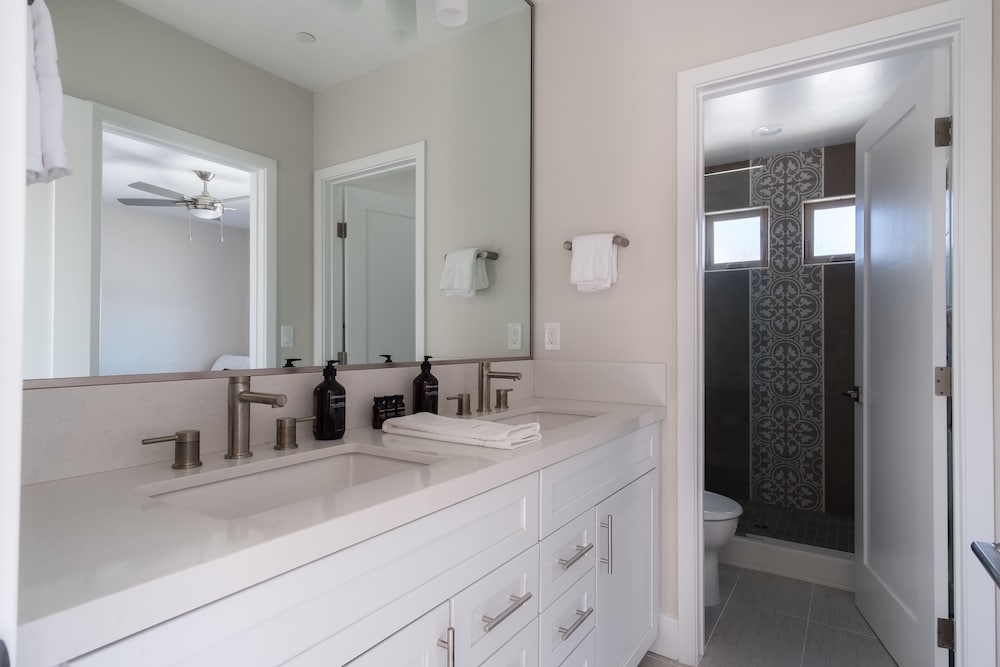 Skyline By Avantstay Modern Beach Retreat w Spacious Patio & Rooftop Views - photo 18