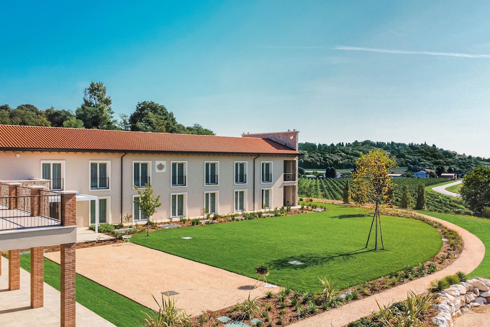 Agriturismo Maria Vittoria — 4-Star Luxury Hotel in Sommacampagna, Italy