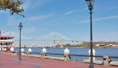 75 TV King Bed Large Yard Spacious & No Stairs — 4-Star Luxury Hotel in Savannah, United States