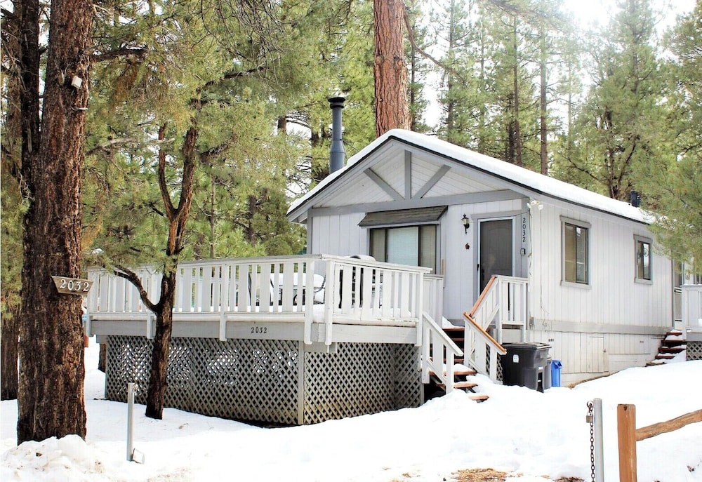 Cedar Pines - carbon neutral hotel in Big Bear City