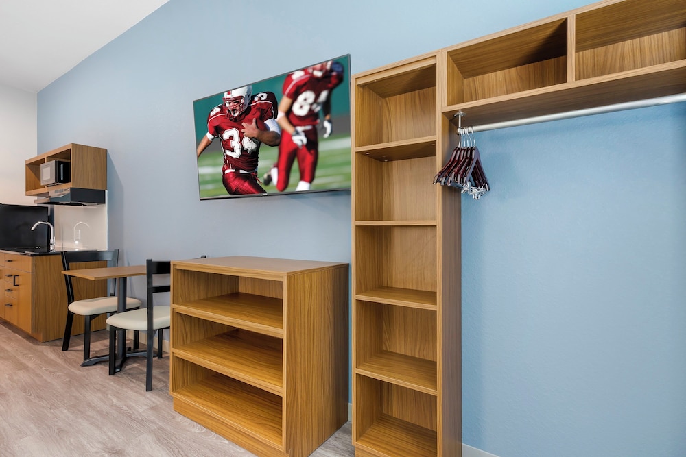 HomeTowne Studios by Red Roof Tampa Airport - photo 15