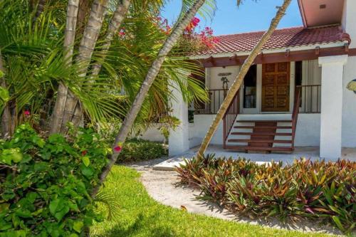 Beach 70ft Dock Entire Home VACA 23 16 — 4-Star Luxury Hotel in Marathon, United States