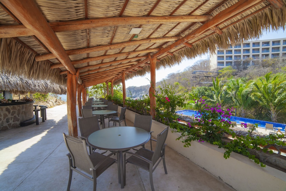 Poolside bar
