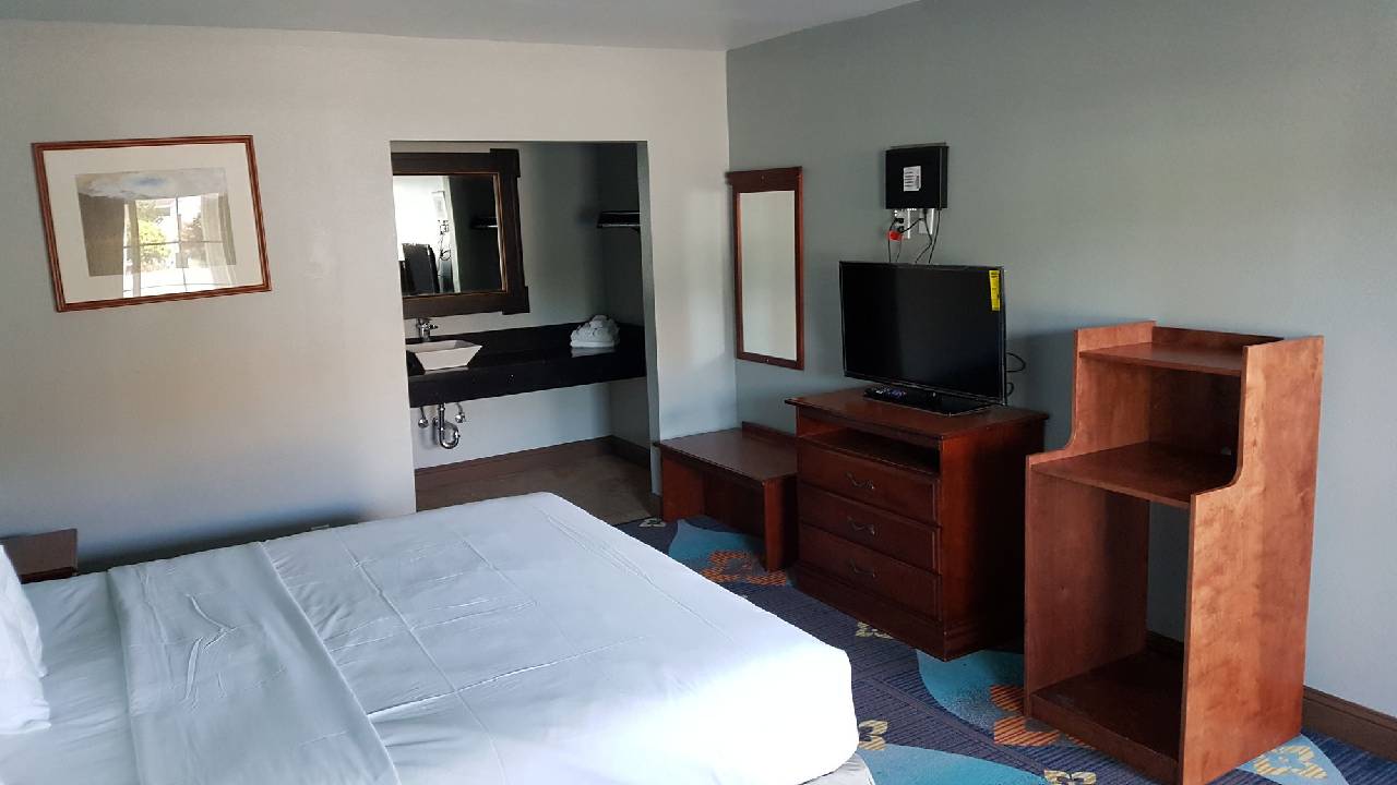 Fortuna Redwood Inn - photo 14