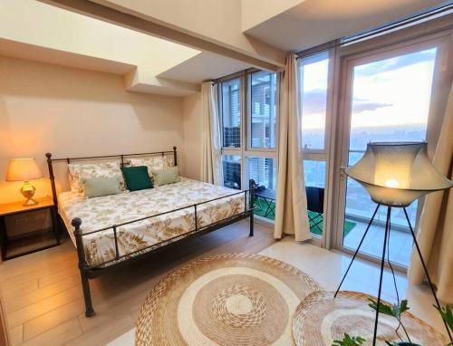 BGC Uptown Parksuites King Bed with Balcony Sunset and City View — 4-Star Luxury Hotel in Manila, Philippines