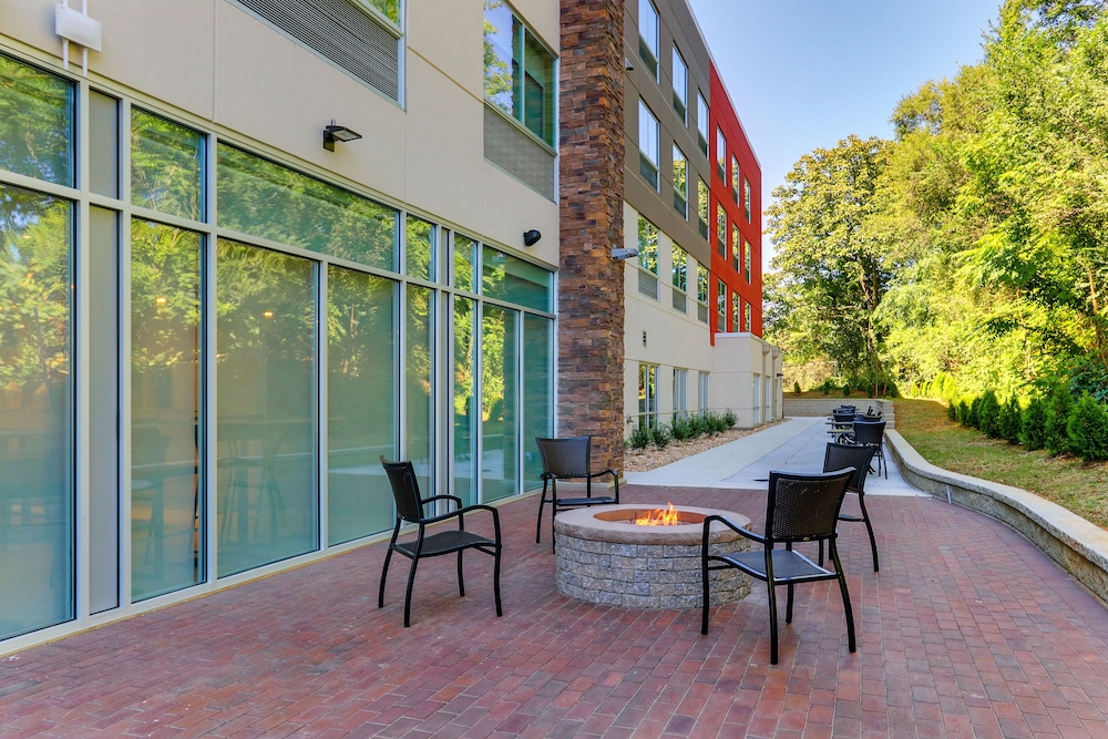 Holiday Inn Express & Suites Roanoke Civic Center by IHG - photo 44
