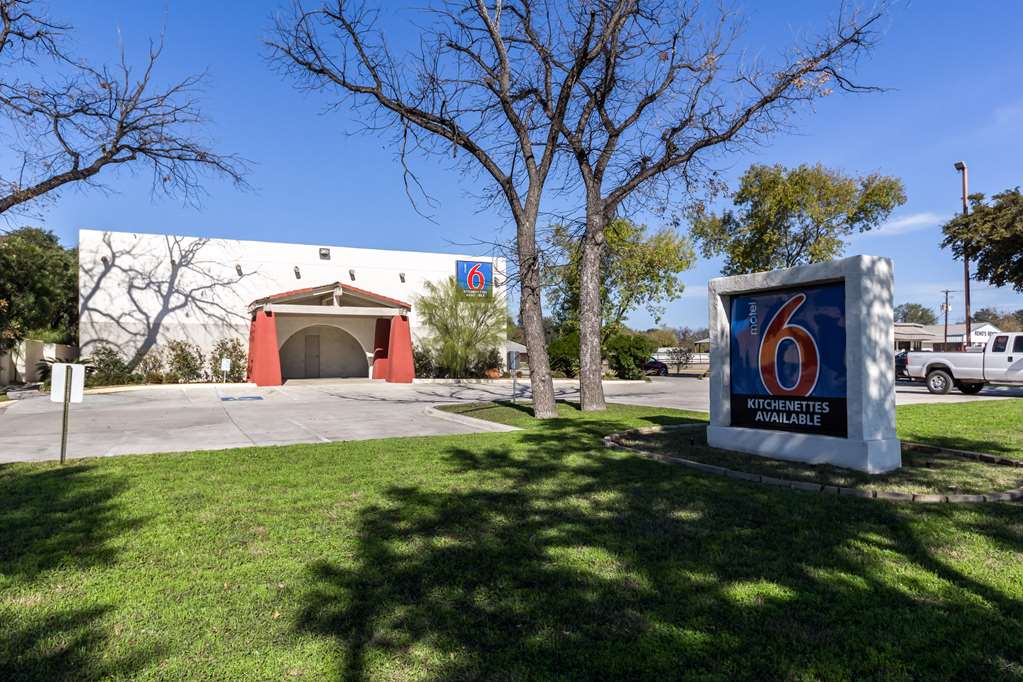 Motel 6 Uvalde TX - photo 4