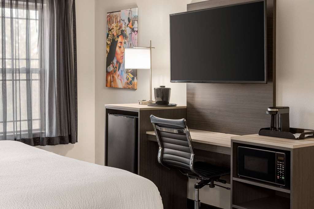 La Quinta Inn & Suites by Wyndham Lake George - photo 14