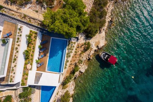 Beachfront Villa Extravaganza with Infinity Pool — Marina — photo 2