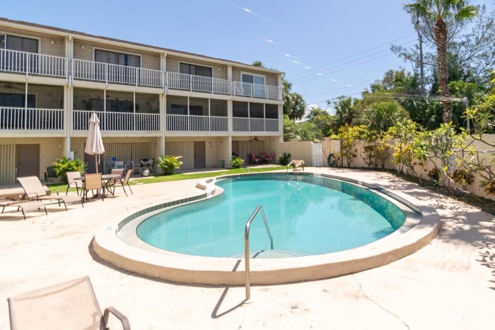 Beach Townhouses 104 - carbon neutral hotel in Holmes Beach