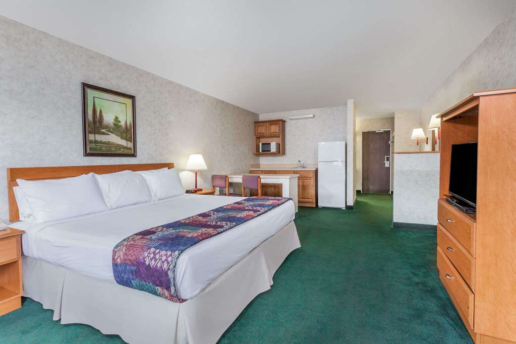 Days Inn & Suites by Wyndham Lexington - photo 9