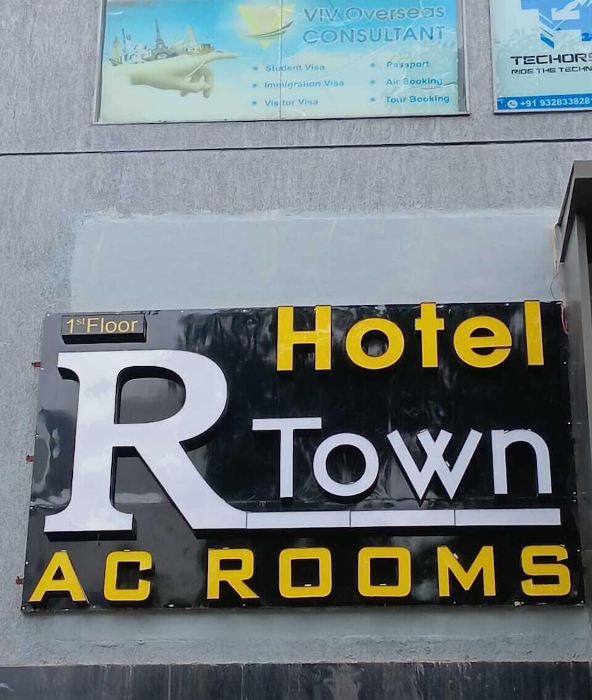 Hotel R Town - last minute hotel in Vadodara