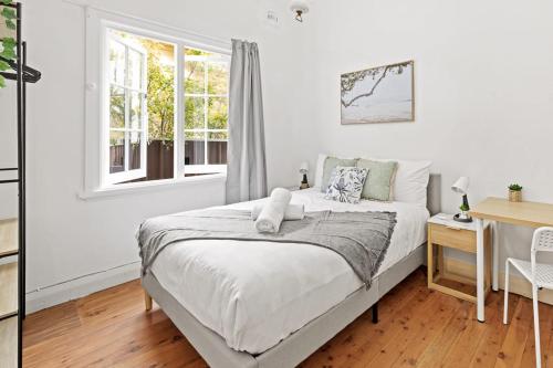 Quaint Double Room Seconds to Shops & Eateries Shared Bathroom - last minute hotel in Sydney