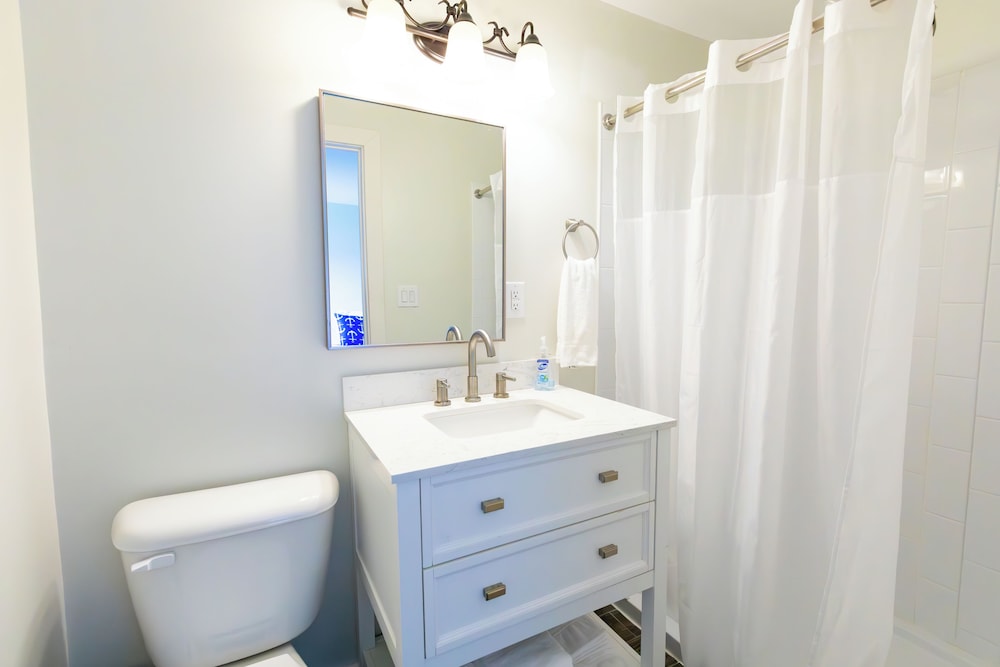 Anchor Bay Inn and Suites - photo 46