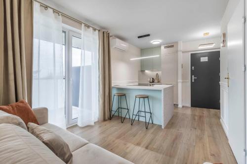 Nowoczesny apartament z balkonem i widokiem na miasto — 4-Star Luxury Hotel in Siedlce, Poland