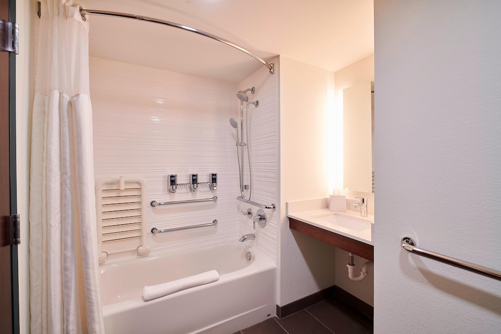 Four Points by Sheraton Cleveland Eastlake - photo 17