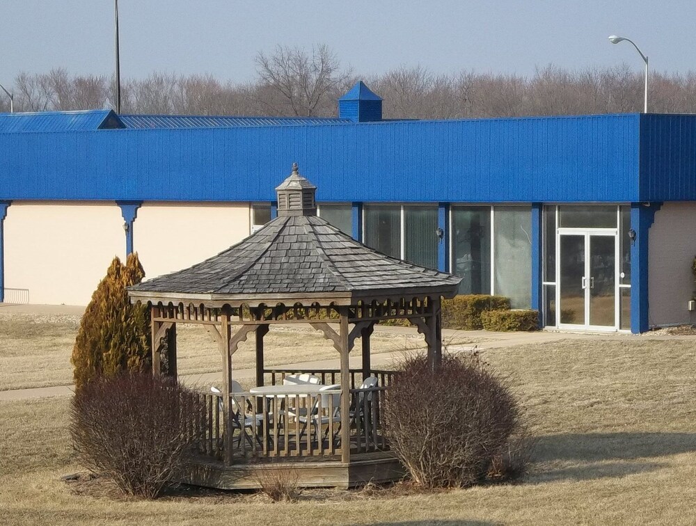 Macomb Inn - photo 18