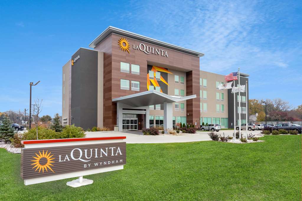 La Quinta Inn & Suites by Wyndham Shorewood - featured photo