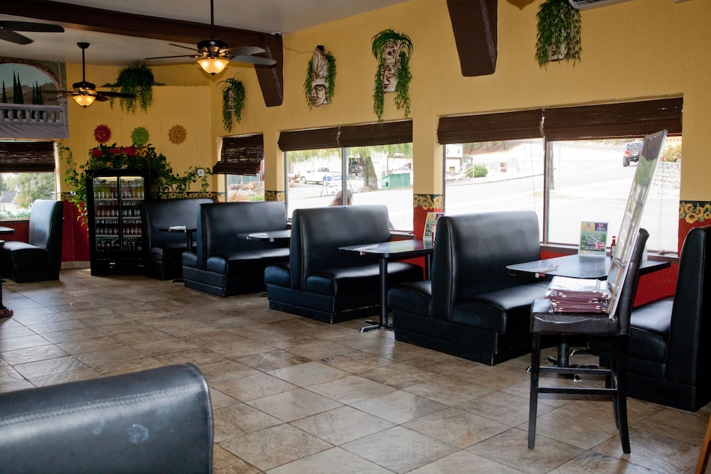 The Green Tree Hotel - photo 31