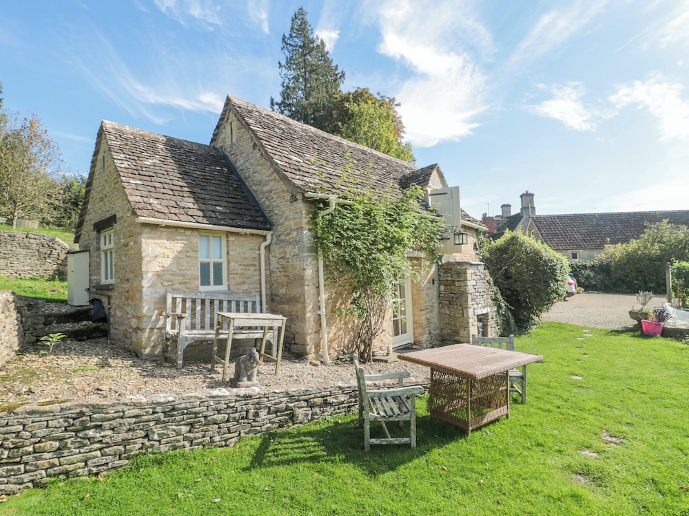 Mayfly Cottage — 5-Star Luxury Hotel in Stow On The Wold, United Kingdom