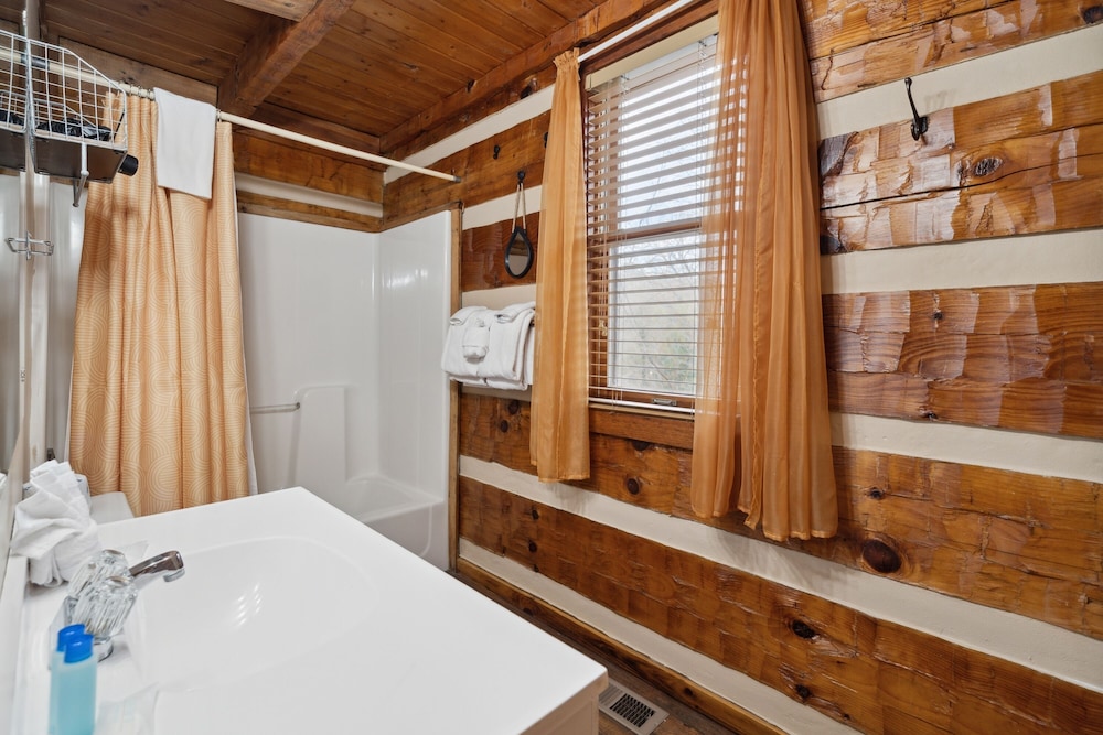 An Affair To Remember 1 Bedroom Cabin by Heavenly Views Resort - photo 15