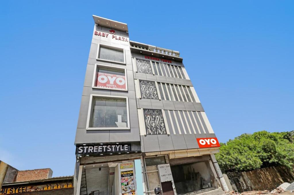 Hotel Small Town by Oyo in Faridabad, India