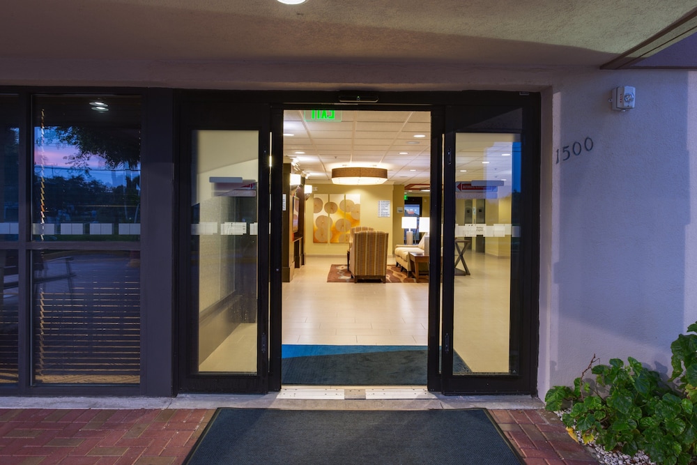 Holiday Inn Express & Suites Ft. Lauderdale N Exec Airport by IHG - photo 61