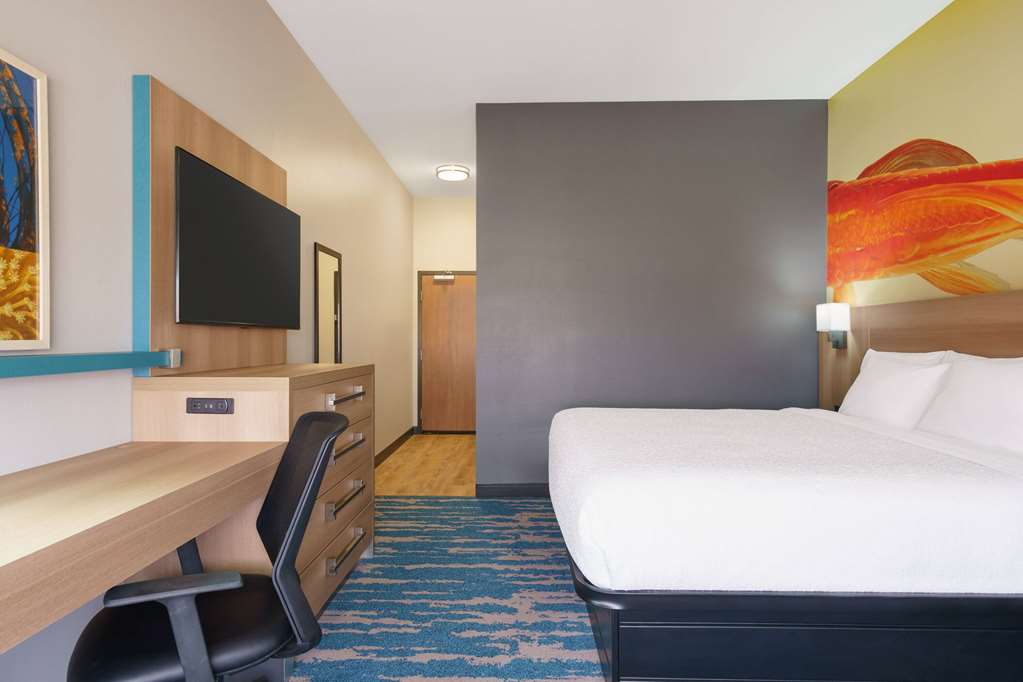 La Quinta Inn & Suites by Wyndham San Antonio Seaworld LAFB - photo 22