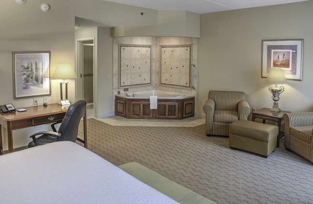 Hampton Inn & Suites Youngstown Canfield - photo 35