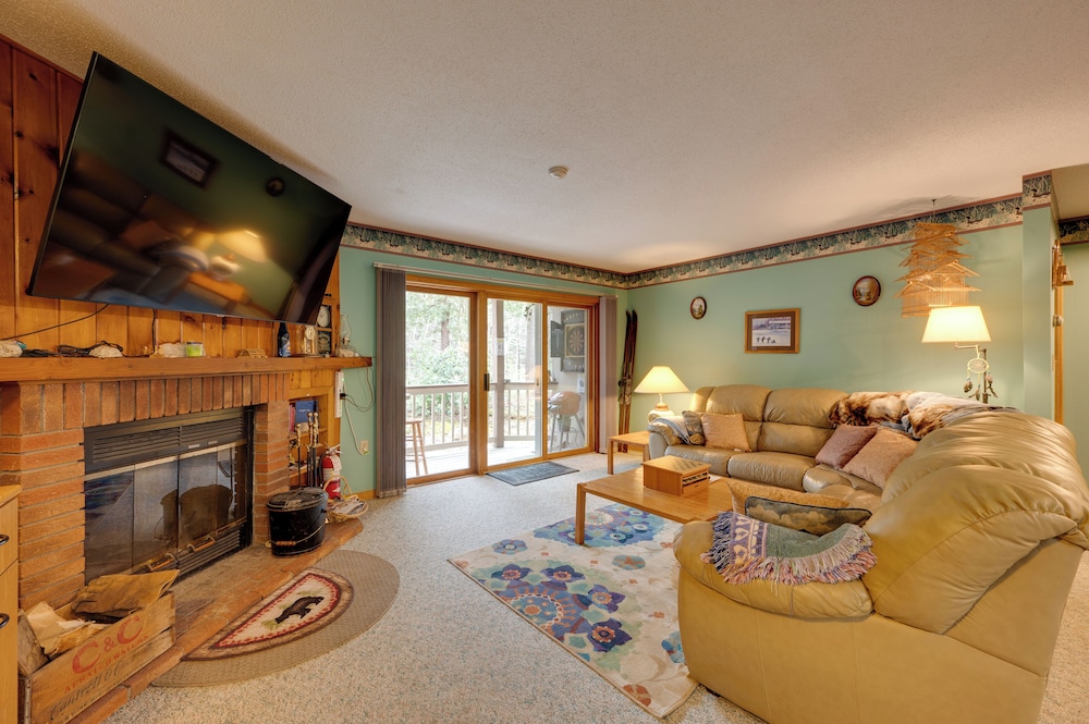 Riverfront Retreat w Deck: 1 Mi to Loon Mtn — 4-Star Luxury Hotel in Lincoln, United States