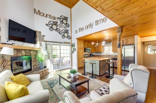 Remodeled Crestline Retreat Walk to Lake Gregory — hotel in Crestline