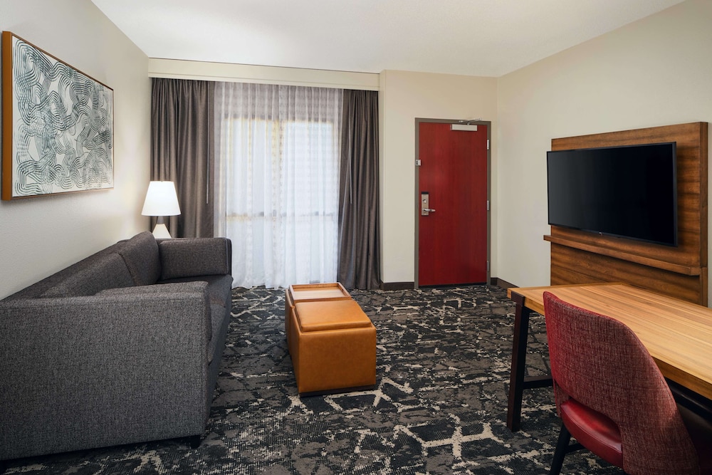 Embassy Suites by Hilton Hampton Convention Center - photo 7