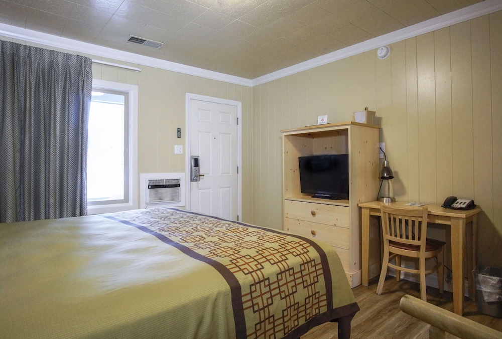Green Gables Motel & Suites - photo 23