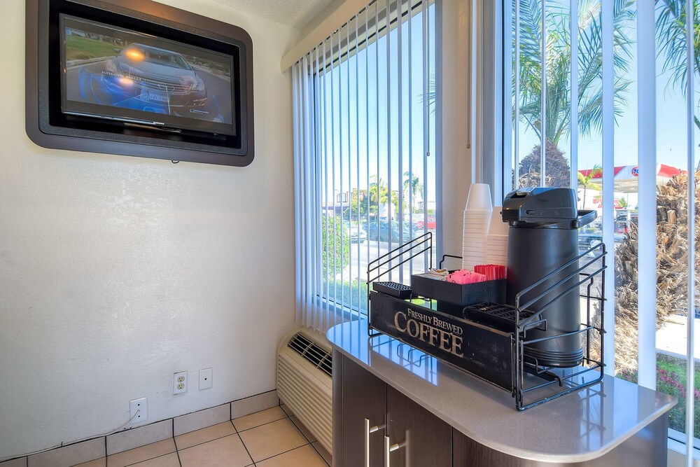 Motel 6 Los Angeles Long Beach - photo 22